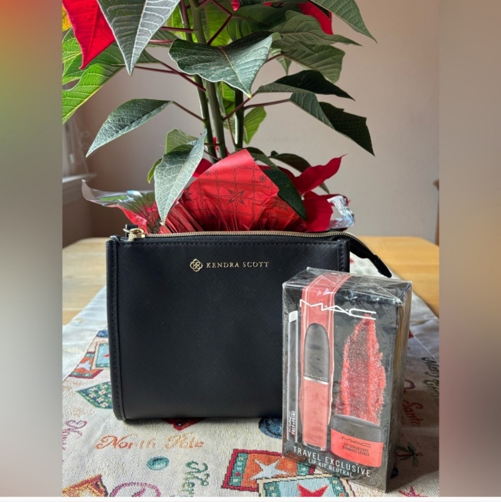 💄👄💄 KENDRA SCOTT POUCH AND MAC LIP SET 💄👄💄 NWT 💄👄💄